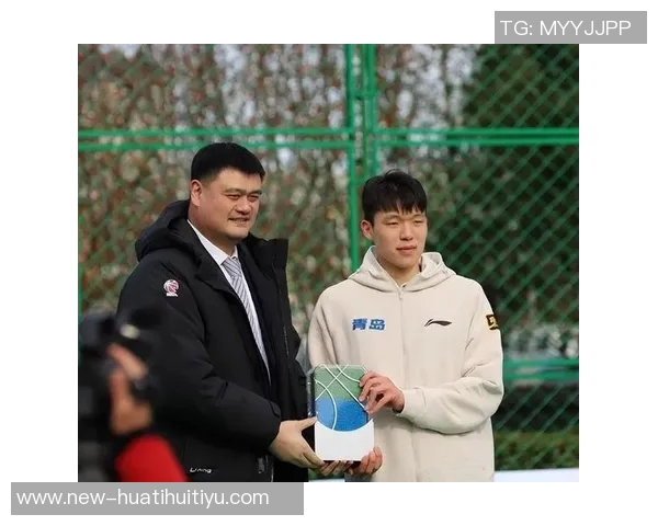 球队主持人杨瀚森与姚明的独特之处及其在篮球场上的不同表现分析 球队主持人杨瀚森与姚明的独特之处及其在篮球场上的不同表现分析